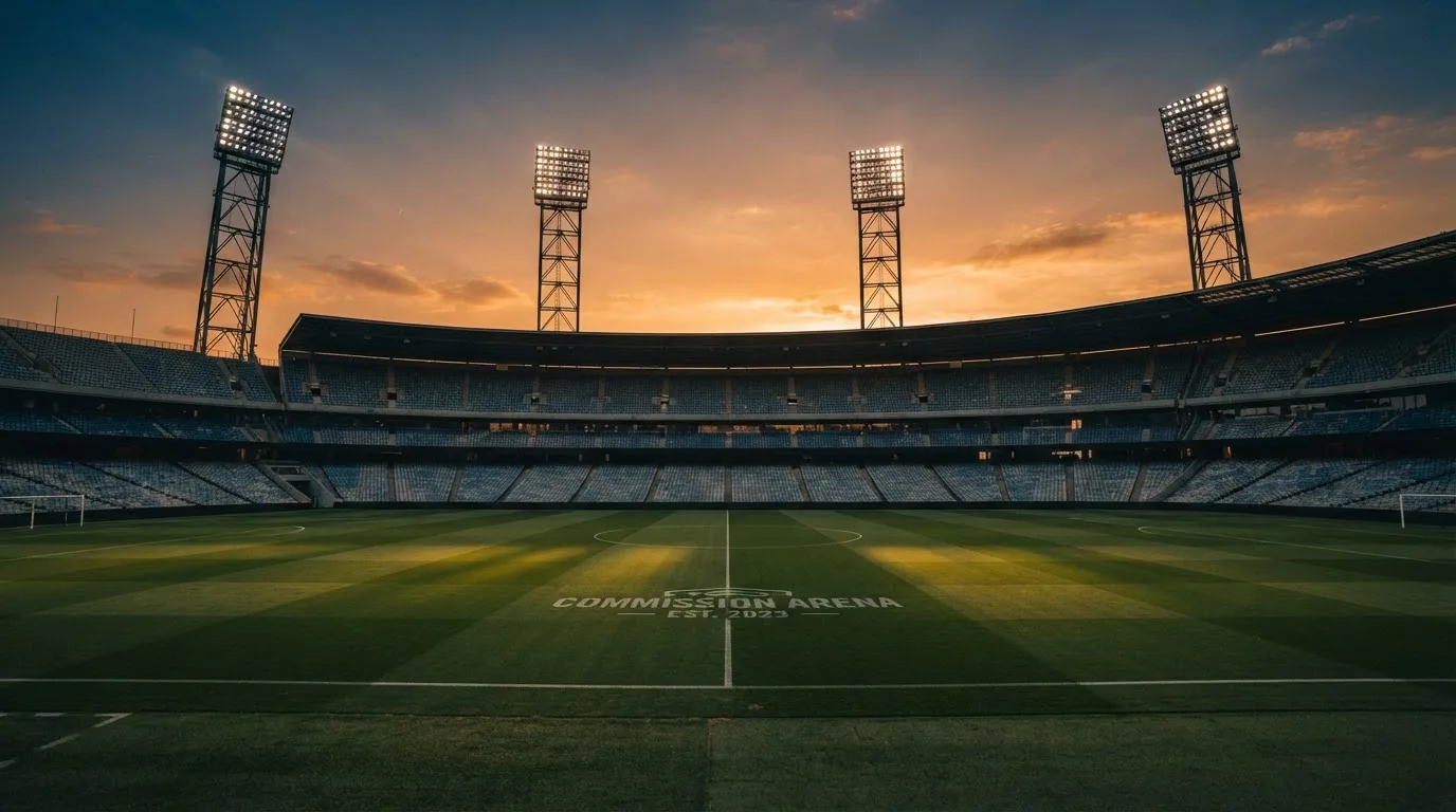 Un estadio de fútbol vacío con torres de iluminación al atardecer